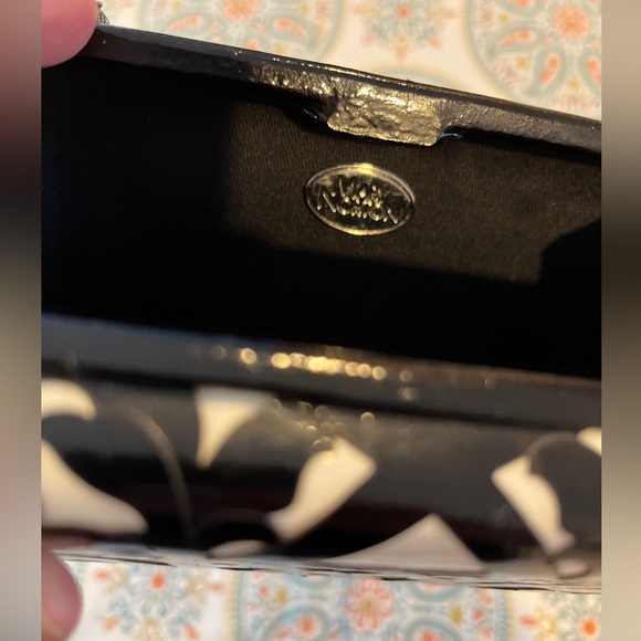 MARY NORTON LADIES BLACK WHITE FLOWERS HARD SHELL CHAIN CLUTCH/HAND BAG-VINTAGE! - Picture 5 of 9